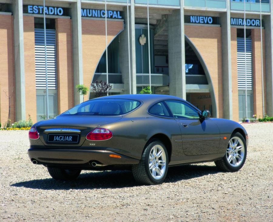  Jaguar XK8 Coupe 1996 года  (фото 21 из 26)